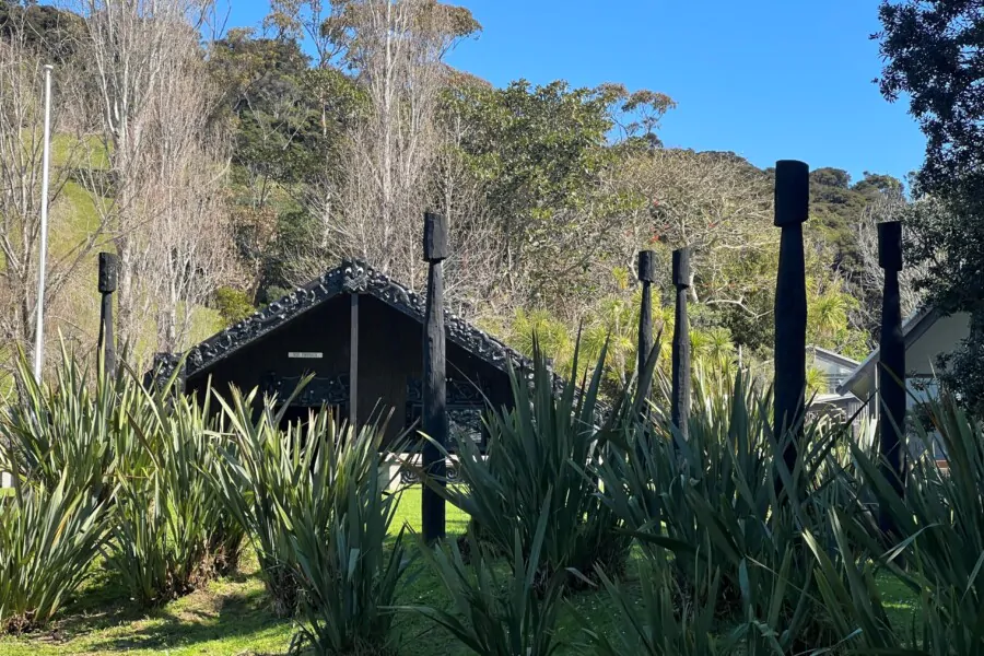 Piritahi Pou and Wharenui - Waiheke Cultural tour
